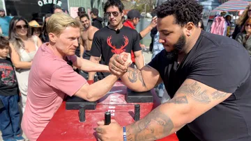 Pro Arm Wrestler challenges people in public Preview